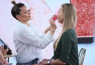 Ciemne plamy na twarzy? Ten makijaż zakryje wszystkie niedoskonałości 