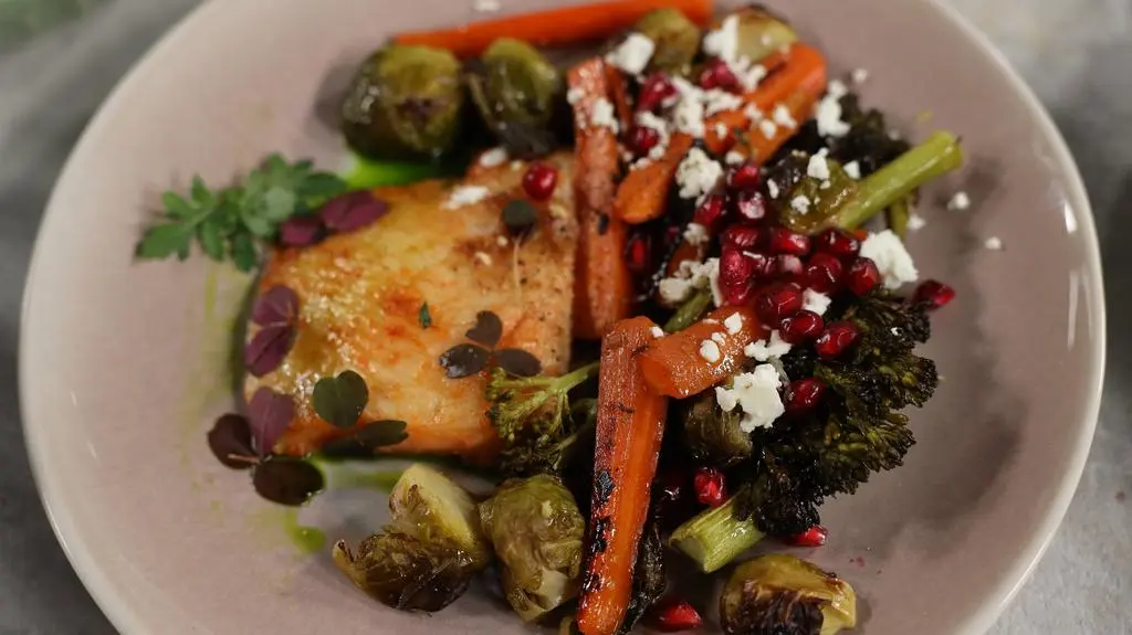 Halibut pieczony z masłem miso i karmelizowane jesienne warzywa