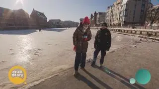 Tłumy na skutej lodem Motławie  