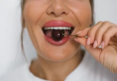 Soczysty i bardzo kobiecy. Jak wykonać najmodniejszy cherry make-up?