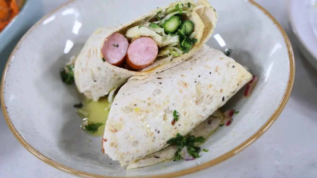 Wrapy z kiełbaską, warzywami, młodą kapustą i sosem chimichurri