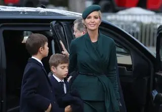 Dom mody pokazał, jak powstała ozdobna suknia Ivanki Trump. Internauci: "Co za marnotrawstwo rzemiosła"