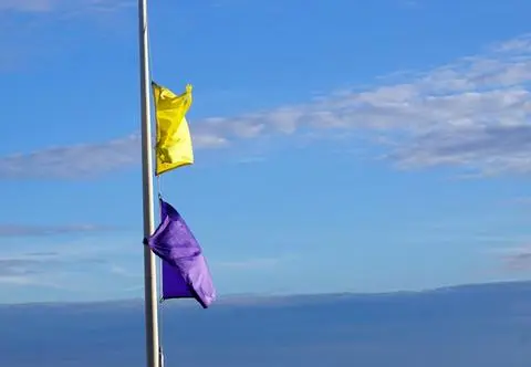 Czerwona i czarna zakazują kąpieli, ale co oznacza fioletowa? Poznaj wszystkie kolory flag nad morzem