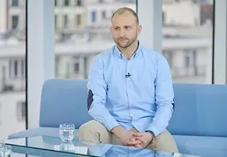 Borys Szyc odkłada remont i narzeka na drożyznę. "Głupie pójście z dziećmi na lody w marinie to prawie stówa"