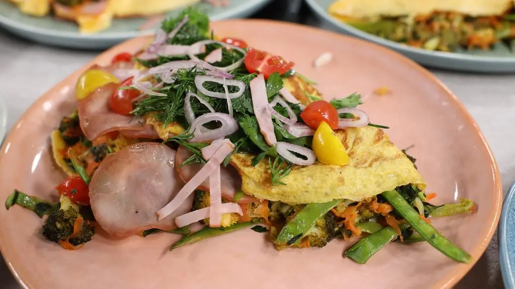 Omlet z warzywami i krakowską