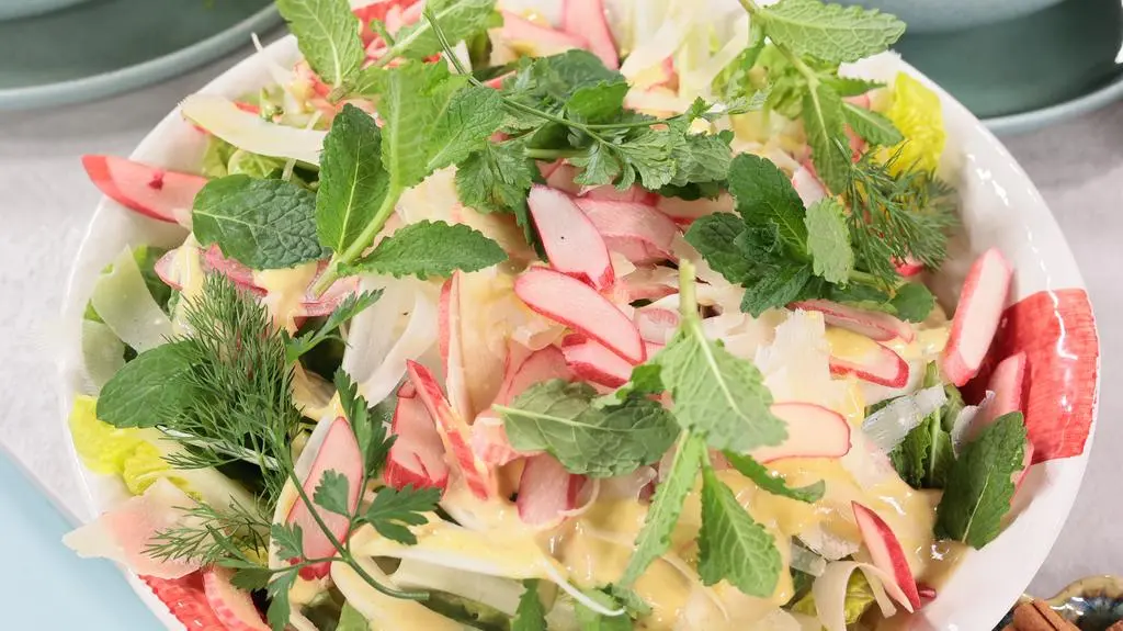 Sałata z rabarbarem, dressingiem Cezar, miętą, fenkułem i parmezanem
