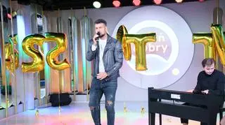 Bartas Szymoniak i jego "Powroty". Artysta zaśpiewał na scenie Dzień Dobry TVN i zapowiedział nowy album 