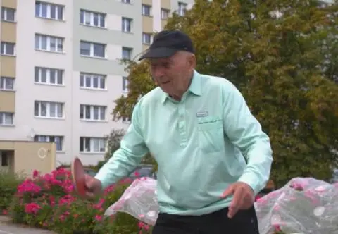 89-letni osiedlowy mistrz ping-ponga. "Bez okularów potrafi grać"
