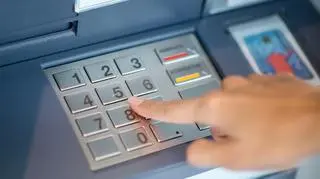 Nielegalne wypłaty z kont dużego banku. Czy klienci odzyskają pieniądze?