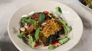 Pilaf z indykiem, cieciorką i jarmużem