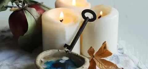 Układanie butów, podsypywanie koguta i losowanie drwa, czyli andrzejkowe wróżby w dawnych czasach