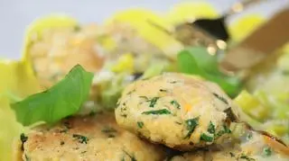 Kotlety jajeczne, panierowane w siekanej pietruszce i bułce tartej podane w sosie porowym 