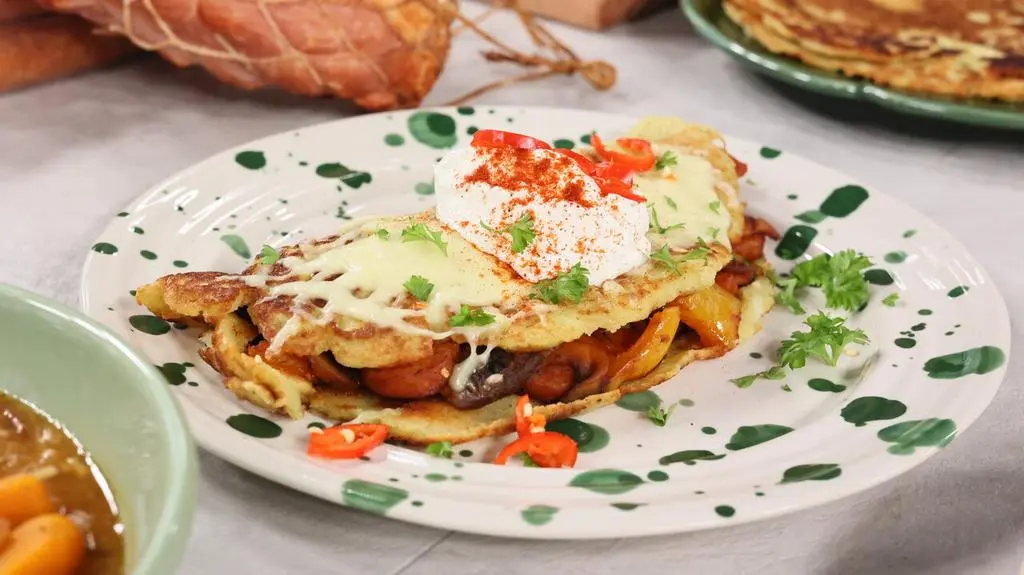 Tortilla de patatas z kiełbaskami z jalapeno