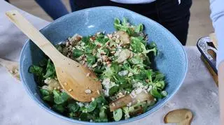 Sałatka z pieczonymi gruszkami, chrupiącym ryżem i orzechami laskowymi