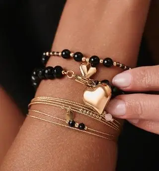 Bransoletka z czarnymi agatami i złotym sercem BMMH4045