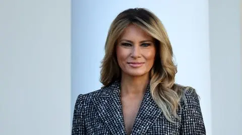 Oficjalny portret Melanii Trump jako pierwszej damy wzbudził kontrowersje. "Ręce na stole mają o tym świadczyć"