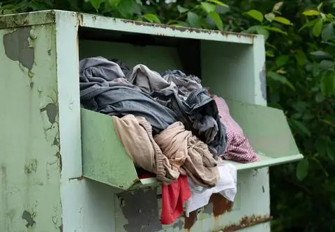 Gdzie trafiają ubrania z kontenerów? "To nie oznacza, że do potrzebujących"