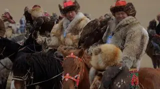 Dzieci świata - polujący z orłem w mongolskich górach Ałtaj 