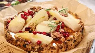 Kruche ciasto z serem kasztelan, żurawiną i gruszkami