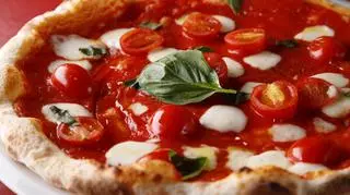 pizza z sosem pomidorowym
