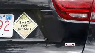Na twoim samochodzie widnieje naklejka z imieniem dziecka? Lepiej ją zdejmij
