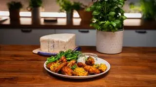 Pieczone skrzydełka z kurczaka z dipem z Gorgonzoli DOP dolce, pieczoną kukurydzą i pietruszką. Smak tego dania cię zachwyci