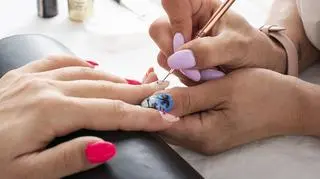 Kolorowe dzieło sztuki na paznokciach. Surrealistyczny manicure pobije wiosnę 2025 