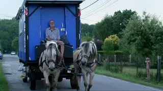 Duńczyk podróżuje po Polsce zaprzęgiem konnym. Jak reagują mieszkańcy?