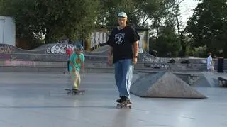 Ojciec w fartuchu, syn na deskorolce – niezwykły duet z katowickiego skateparku