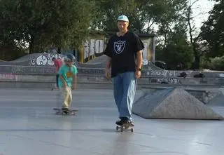 Ojciec w fartuchu, syn na deskorolce – niezwykły duet z katowickiego skateparku