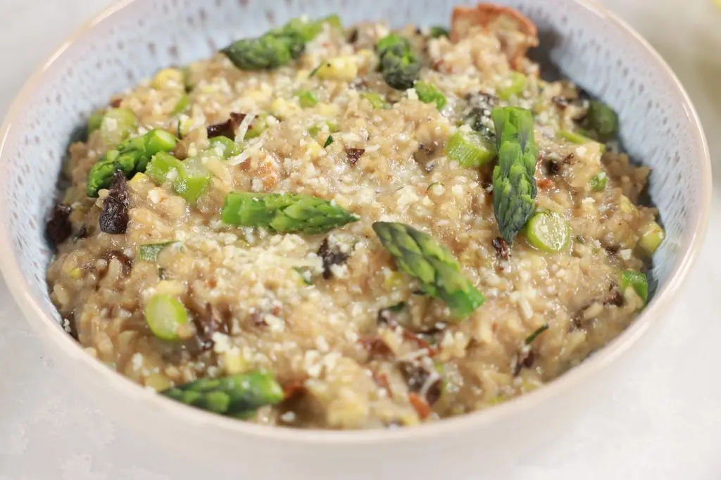 Risotto ze szparagami, cukinią, grzybami i serem