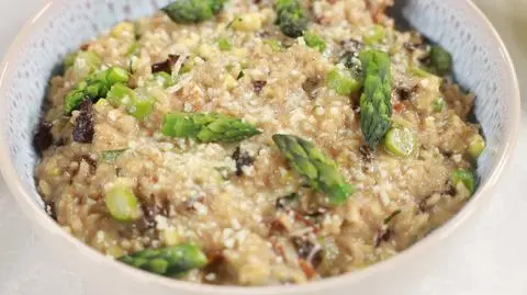 Risotto ze szparagami, cukinią, grzybami i serem