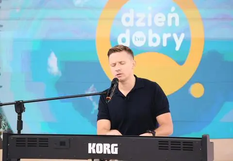 Niezwykła niespodzianka na Dzień Nauczyciela. Dziennikarz sportowy ujawnił swój ukryty talent