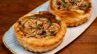 Elegancja na talerzu. Mini tartaletki z gruszką, Gorgonzolą DOP dolce i karmelizowaną cebulką