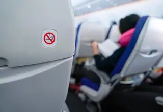 Masz ochotę zapalić w samolocie? To może kosztować fortunę. "Deal życia"