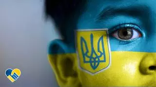 Chłopiec z namalowaną na twarzy flagą Ukrainy