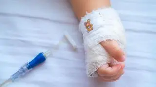 Ma tylko 4 miesiące i już się nad nią znęcano. "Dwie złamane nóżki i rączka"