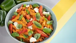 Makaron w sosie pomidorowym z serkiem mascarpone i bazylią 