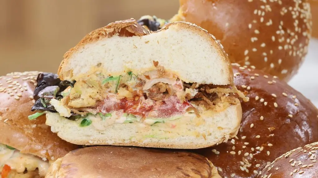 Burger z enoki i sosem BBQ 