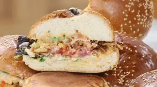 Burger z enoki i sosem BBQ 