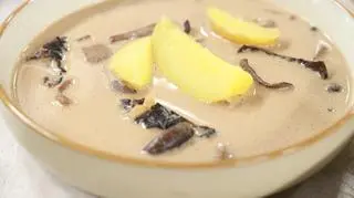 Barszcz grzybowy zabielany śmietanką z mnóstwem suszonych grzybów