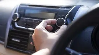 Słuchanie muzyki w samochodzie
