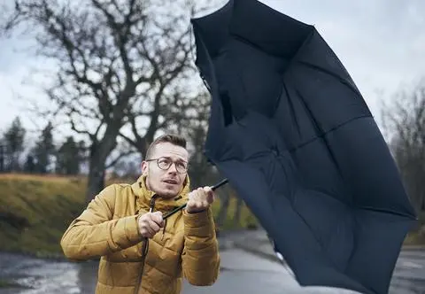 IMGW ostrzega przed silnym wiatrem. Gdzie aura będzie szczególnie niebezpieczna? 