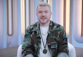 Wojtek Łozowski po 7 latach wraca na scenę. "Musiałem pójść na terapię"