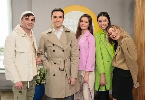 Co będzie modne tej wiosny? Stylistka podpowiada, jakie okrycia warto mieć w swojej szafie 