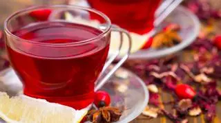 Na co pomaga herbata z hibiskusa? Zastosowanie i przeciwwskazania