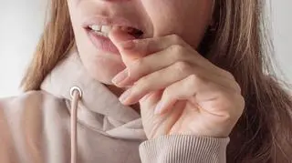 Obgryzasz paznokcie i odkładasz zadania na później? Psycholog ma ciekawą teorię