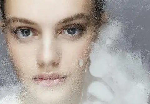 Frosted lips to najmodniejszy make-up tego sezonu. Mroźne usta w stylu lat 90. znowu wracają do łask