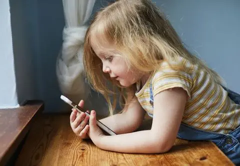 Dzieci poniżej 13. roku życia nie powinny mieć smartfona? Eksperci ostrzegają