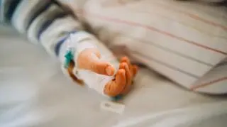 Kobieta i dziecko wpadli do stawu 